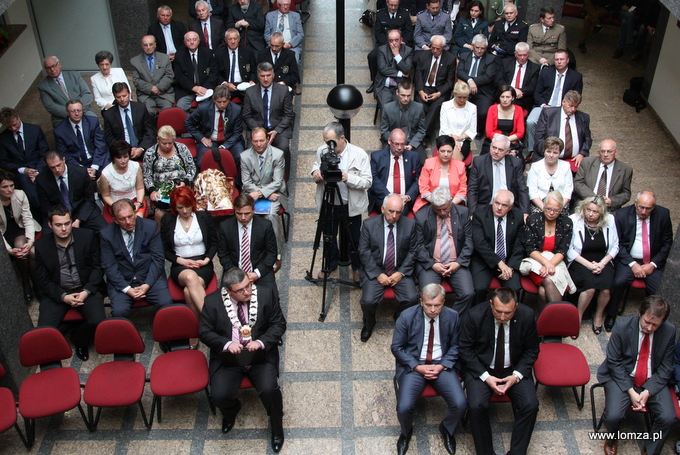 uroczysta sesja Rady Miejskiej Łomży z okazji 596. rocznicy nadania Łomży praw miejskich odbyła się w foyer Ratusza