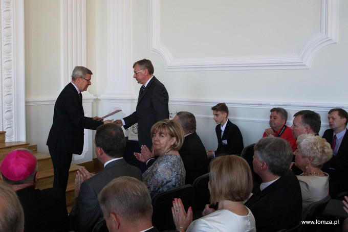 prof. Tomasz Nałęcz przekazuje gratulacje od Prezydenta RP dyrektorowi Jerzemu Łubie