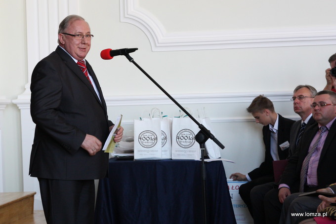 Prezydent Łomży Mieczysław Czerniawski gratulował pięknego Jubileuszu i przekazał czek w wysokości 50 000 zł na komputeryzację szkoły