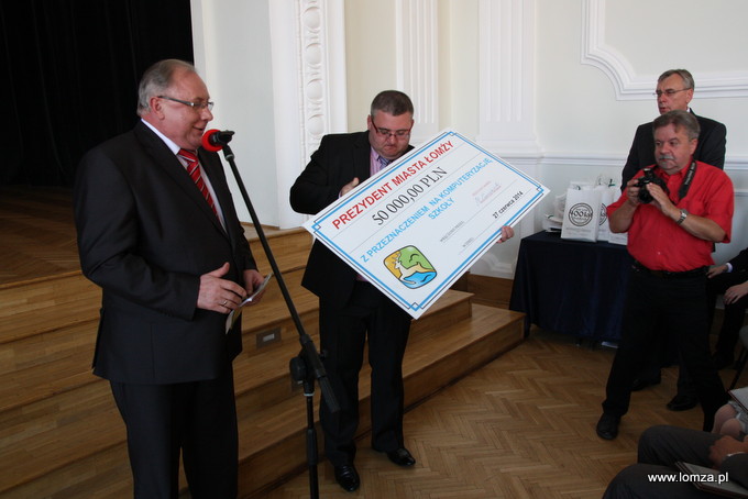 Prezydent Łomży wraz z przewodniczącym Rady Miejskiej prezentują czek, który za chwilę przekażą dyrektorowi I LO