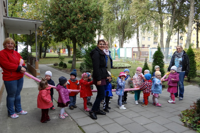 dzieci z ogromną przyjemnością chodzą na spacery