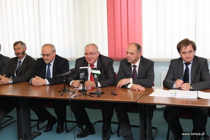 od lewej: wójt gminy Piątnica Edward Łada, burmistrz Nowogrodu Józef Piątek, Prezydent Łomży Mieczysław Czerniawski, wójt gminy Łomża Jacek Nowakowski, Zastępca Prezydenta Łomży Beniamin Dobosz