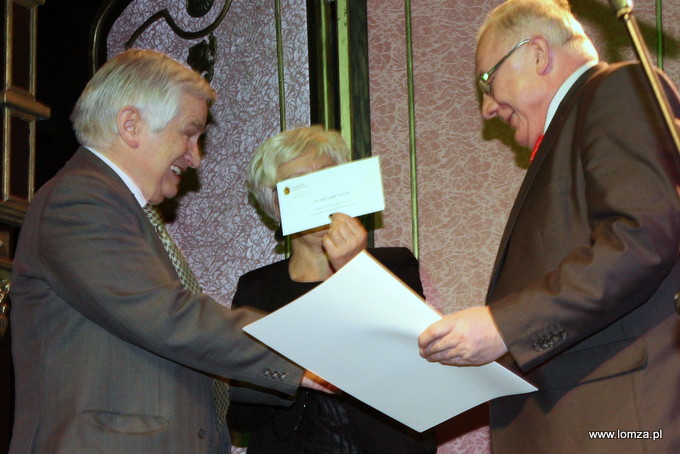 nagrodę odbiera prof. Adam Czesław Dobroński