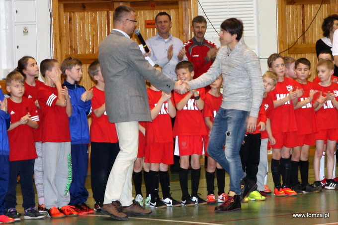 prowadzący imprezę Artur Piasecki oraz Rafał Boguski, najsławniejszy wychowanek Łomżyńskiego Klubu Sportowego