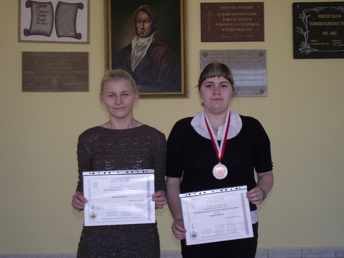 Milena Rybicka (z lewej) i Karolina Kłosek (z prawej), uczestniczki XVII Ogólnopolskiej Olimpiadzie Wiedzy o Żywności