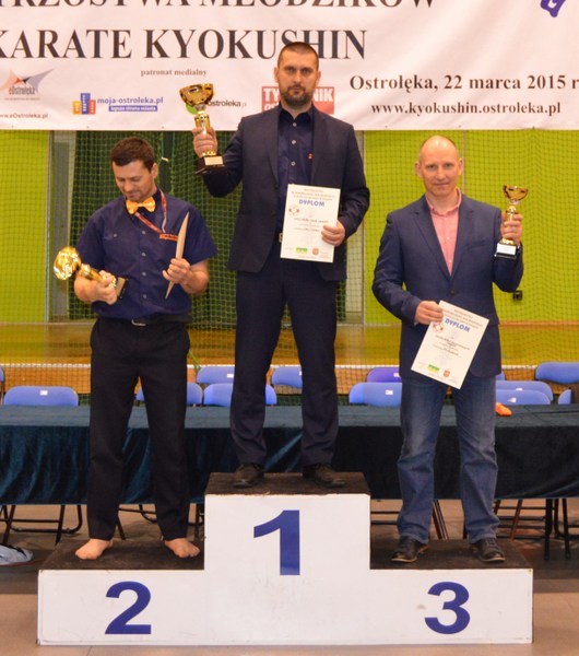 na najwyższym stopniu podium sensei Dariusz Syrnicki - Prezes Łomżyńskiego Klubu Karate