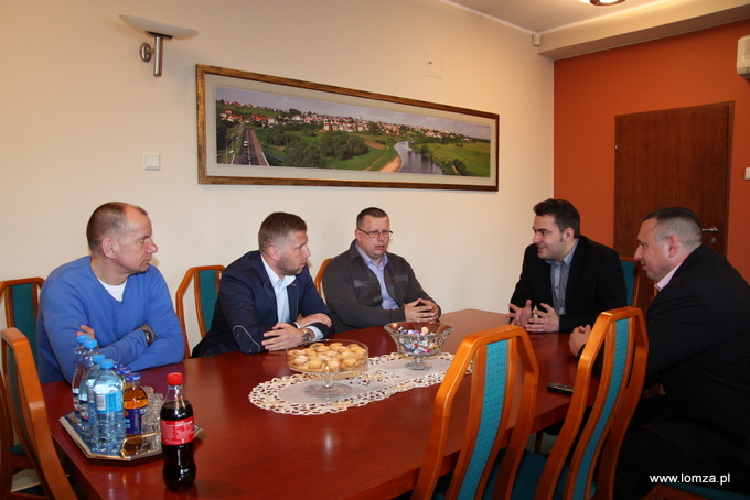 Od lewej Sławomir Stanisławski (trener i główny koordynator AMO w Łomży) Bartłomiej Zalewski, Adam Szuba (trener AMO w Łomży), Prezydent Mariusz Chrzanowski, doradca Prezydenta Mariusz Giełgut