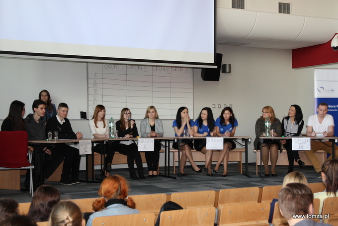 Uczestnicy konkursu. Pierwsza z prawej, zwycięska drużyna studentów zaocznych 2 roku administracji
