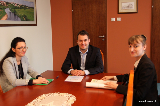 Prezydent Łomży Mariusz Chrzanowski, Agnieszka Ziezula - dyrektor Biura Regionalnego TUW "TUW" w Białymstoku (po prawej), Mariola Jabłonowska z Wydziału Promocji, Kultury i Sportu UM w Łomży (po lewej)