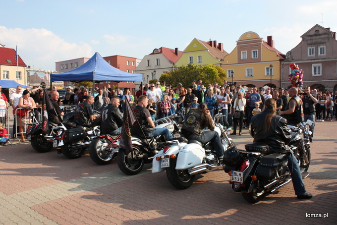 Uczestnicy zabawy na najgłośniejszy motocykl