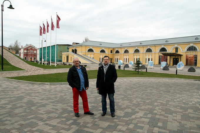 Przemysław Karwowski i Roman Borawski na dziedzińcu Centrum