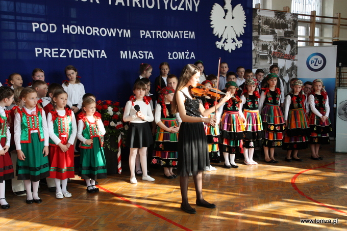 Inga Wawrzynkowska, uczennica klasy V C, zagrała na skrzypcach oraz śpiewała piosenkę Czesława Niemena "Dziwny jest ten świat"