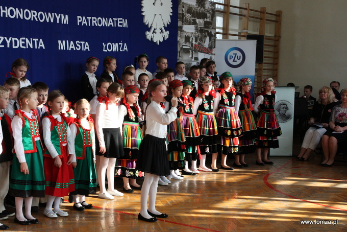 Urszula Sulkowska, uczennica klasy V B, zaśpiewała utwór Stanisława Sojki pt. "Tolerancja"