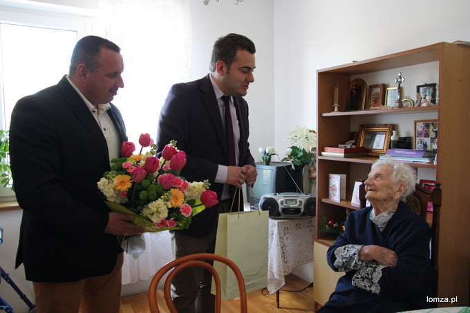 Prezydent Łomży Mariusz Chrzanowski, doradca Prezydenta Mariusz Giełgut oraz dostojna solenizantka Stanisława Getek