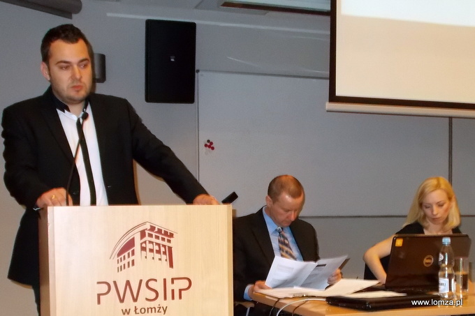 Prezydent Łomży Mariusz Chrzanowski oraz Roman Gruszczyk i Bożena Sikora z firmy Delta Partner
