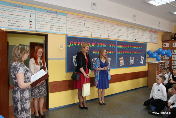 Od lewej: główne organizatorki "Cyferki" Joanna Kossakowska i Beata Garlicka, zastępczyni Prezydenta Agnieszka Muzyk oraz dyrektor SP 2 Grażyna Ważna-Zwierzyńska 