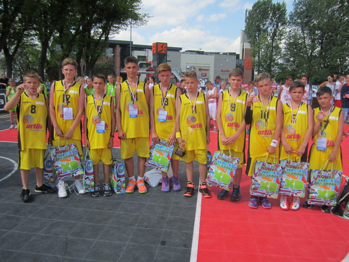 Młodzi koszykarze "Dziewiątki", brązowi medaliści "Orlik Basketmania 2015"