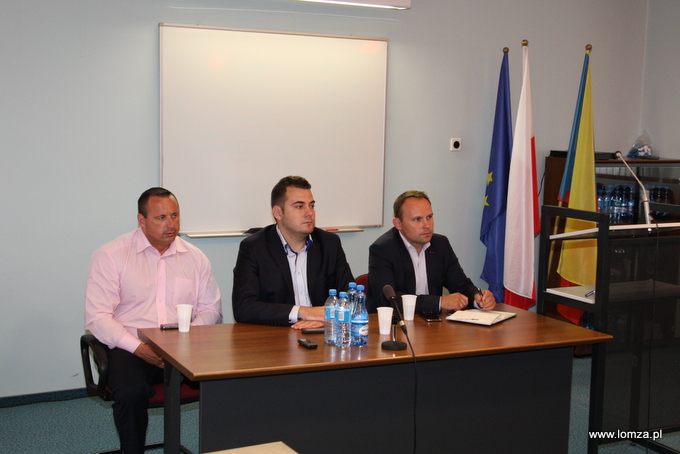 Prezydent Łomży Mariusz Chrzanowski (w środku), Piotr Kłys - wójt Gminy Łomża (z prawej), Mariusz Giełgut - doradca Prezydenta (z prawej)