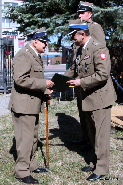 porucznik Mieczysław Bruszewski, uczestnik Powstania Warszawskiego odznaczony Krzyżem Virtuti Militari czasu wojny, odebrał nominację na stopień kapitana
