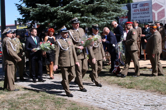 składanie kwiatów pod pomnikiem 33. Pułku Piechoty