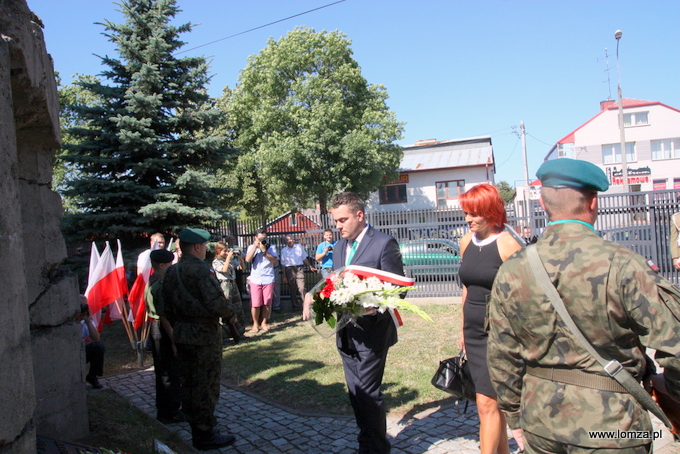 składanie kwiatów pod pomnikiem 33. Pułku Piechoty