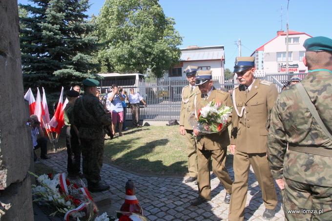składanie kwiatów pod pomnikiem 33. Pułku Piechoty