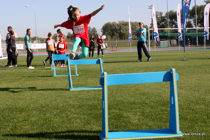 zawody dla dzieci w mini miasteczku lekkoatletycznym