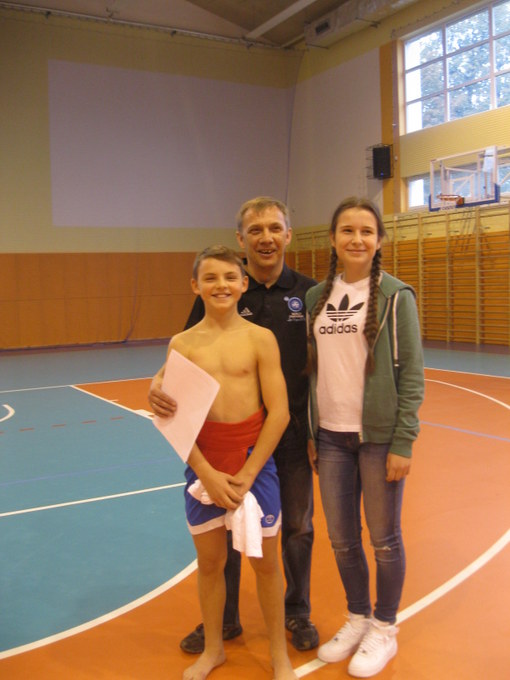 Trener Karol Łebkowski wraz ze swoimi podopiecznymi: Adamem Goskiem (po lewej) i Weroniką Wawrzyniak (po prawej) 