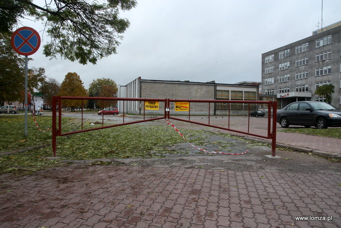 zamknięty przez obecnego właściciela terenu dotychczasowy wjazd na parking
