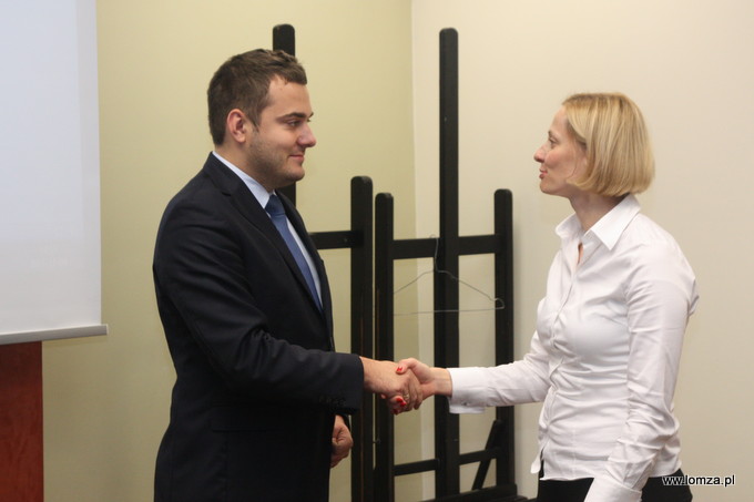 Gratulacje od Prezydenta odbiera opiekun koła naukowego Małgorzata Wenclik