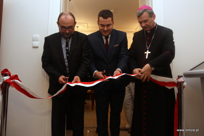 symbolicznego przecięcia wstęgi dokonali Andrzej Wszeborowski, Prezydent Łomży Mariusz chrzanowski oraz ks. bp. Tadeusz Bronakowski