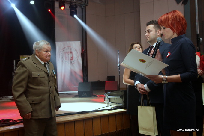Mieczysław Bruszewski odbiera akt nadania tytułu Honorowy Obywatel Miasta Łomża