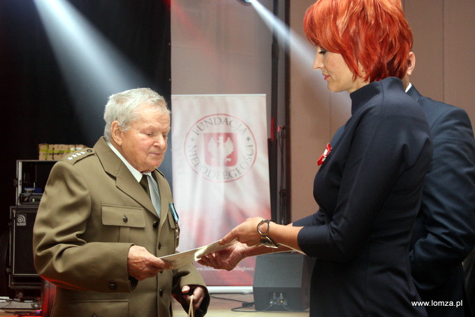 Mieczysław Bruszewski odbiera akt nadania tytułu Honorowy Obywatel Miasta Łomża