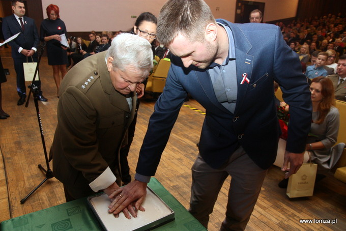 odcisk dłoni na gipsowej tablicy, której odlew ma współtworzyć przyszłą łomżyńską "Aleję Gwiazd i Osób Zasłużonych"