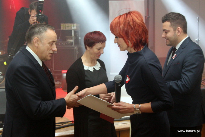 w imieniu Jerzego Smurzyńskiego akt nadania tytułu Honorowy Obywatel Miasta Łomża odebrali Czesław Rybicki i Beata Sejnowska - Runo, reprezentujący Łomżyńskie Bractwo Historyczne