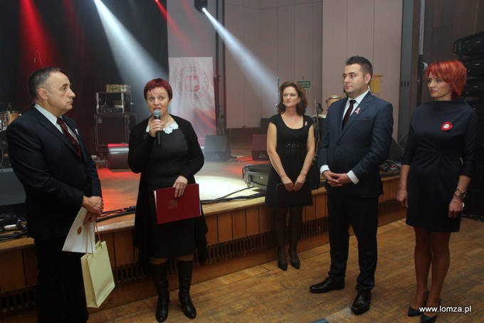 w imieniu Jerzego Smurzyńskiego akt nadania tytułu Honorowy Obywatel Miasta Łomża odebrali Czesław Rybicki i Beata Sejnowska - Runo