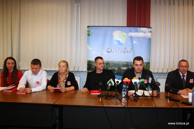 od lewej: Małgorzata Szepietowska, Paweł Dąbkowski, Halina Szymańska, Robert Wesołowski, Prezydent Łomży Mariusz Chrzanowski, Mariusz Giełgut