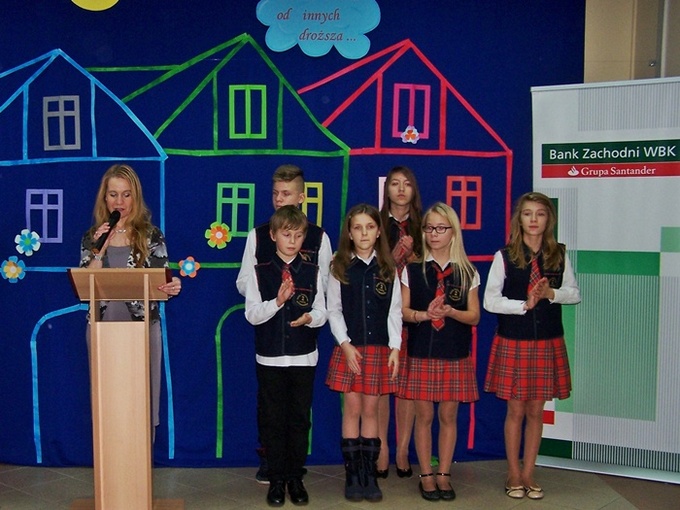 Dyrektor SP 2 Grażyna Ważna-Zwierzyńska przywitała wszystkich uczestników