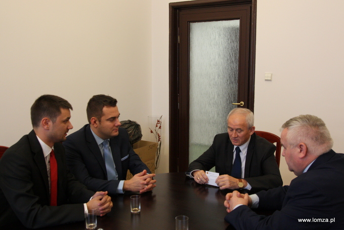 Spotkanie w gabinecie Ministra Energetyki. Od lewej: Paweł Laskowski z zarządu MPEC, Prezydent Łomży Mariusz Chrzanowski, Minister Energetyki Krzysztof Tchórzewski oraz Poseł na Sejm RP Kazimierz Gwiazdowski