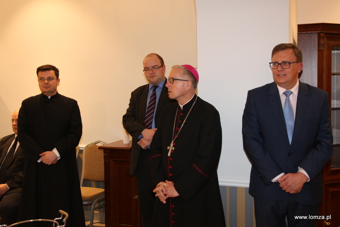 Od lewej: Waldemar Świątkowski (diecezjalny duszpasterz przedsiębiorców), Karol Cuch (koordynator projektu Centrum Aktywności Turystycznej i Kulturalnej), biskup łomżyński Janusz Stepnowski oraz Maciej Zajkowski (Prezes Izby Przemysłowo-Handlowej)