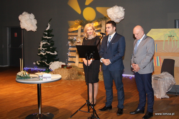 Życzenia w imieniu samorządowców złożył Prezydent Łomży Mariusz Chrzanowski (w środku). Obok niego: Agnieszka Muzyk (zastępca) i Wiesław Grzymała (przewodniczący Rady Miejskiej)