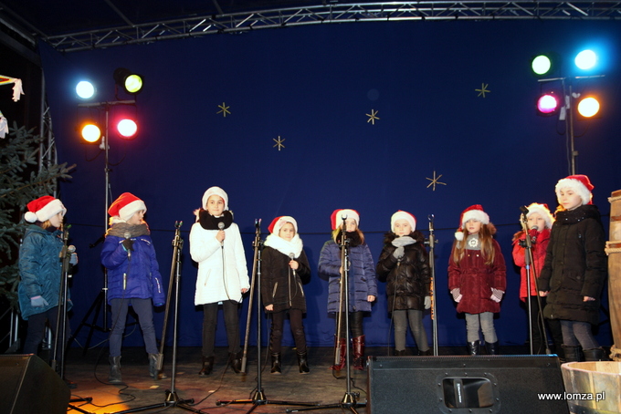 na scenie miały miejsce występy kolędowe grup z Miejskiego Domu Kultury – Domu Środowisk Twórczych