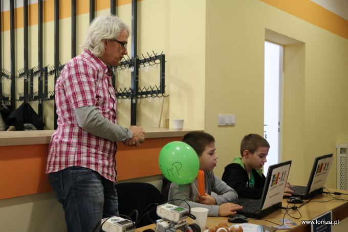 Młodzi programiści na stoisku robotów Fel-X