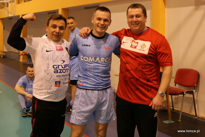 Zwycięzcy licytacji koszulek piłkarskich: Andrzej Modzelewski - dyrektor MOSiR (pierwszy z lewej), Zbigniew Prosiński - radny Miasta Łomża (w środku) oraz Konrad Haponik - wicedyrektor II LO w Łomży (pierwszy z prawej)