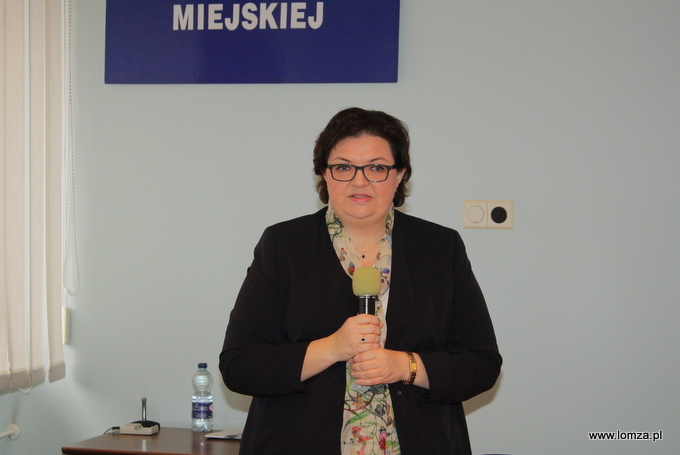 Wiceminister Rodziny, Pracy i Polityki Społecznej Elżbieta Bojanowska w sali konferencyjnej Ratusza