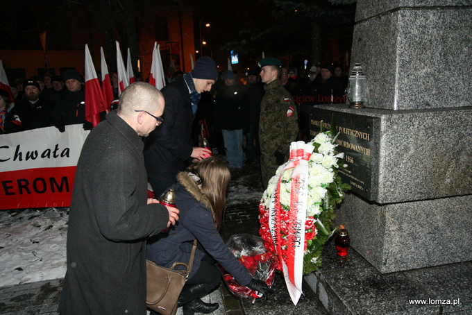 kwiaty składają przedstawiciele ONR Łomża