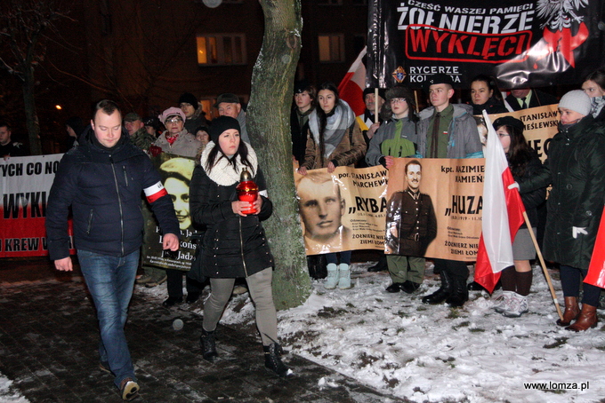 znicze pod pomnikiem zapalili przedstawiciele Łomżyńskiego Klubu Myśli Patriotycznej