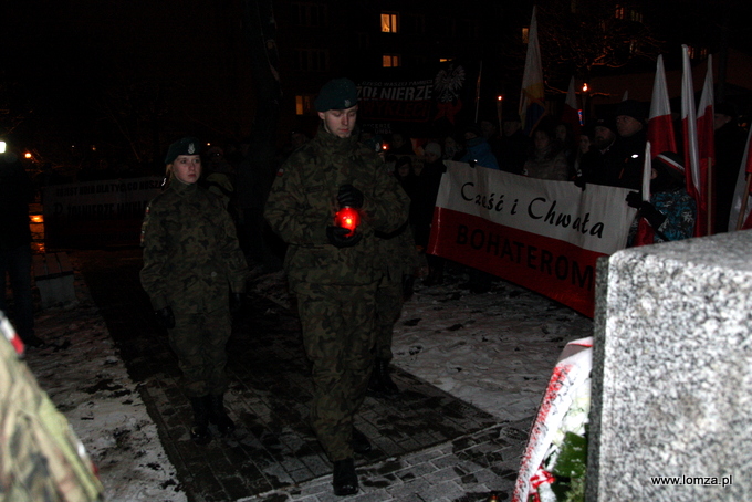 znicze zapalili JS 1012 Łomża Związek Strzelecki "Strzelec"