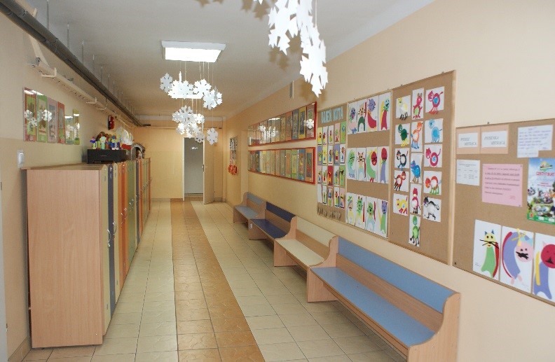 Szkoła Podstawowa nr 2. Korytarz i szatnia przy oddziałach przedszkolnych.