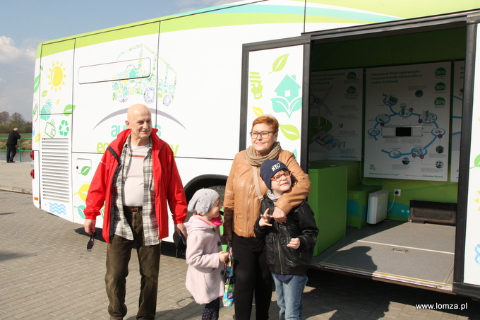 Państwo Strzelczykowie wraz ze swoimi wnukami: Stasiem i Polą